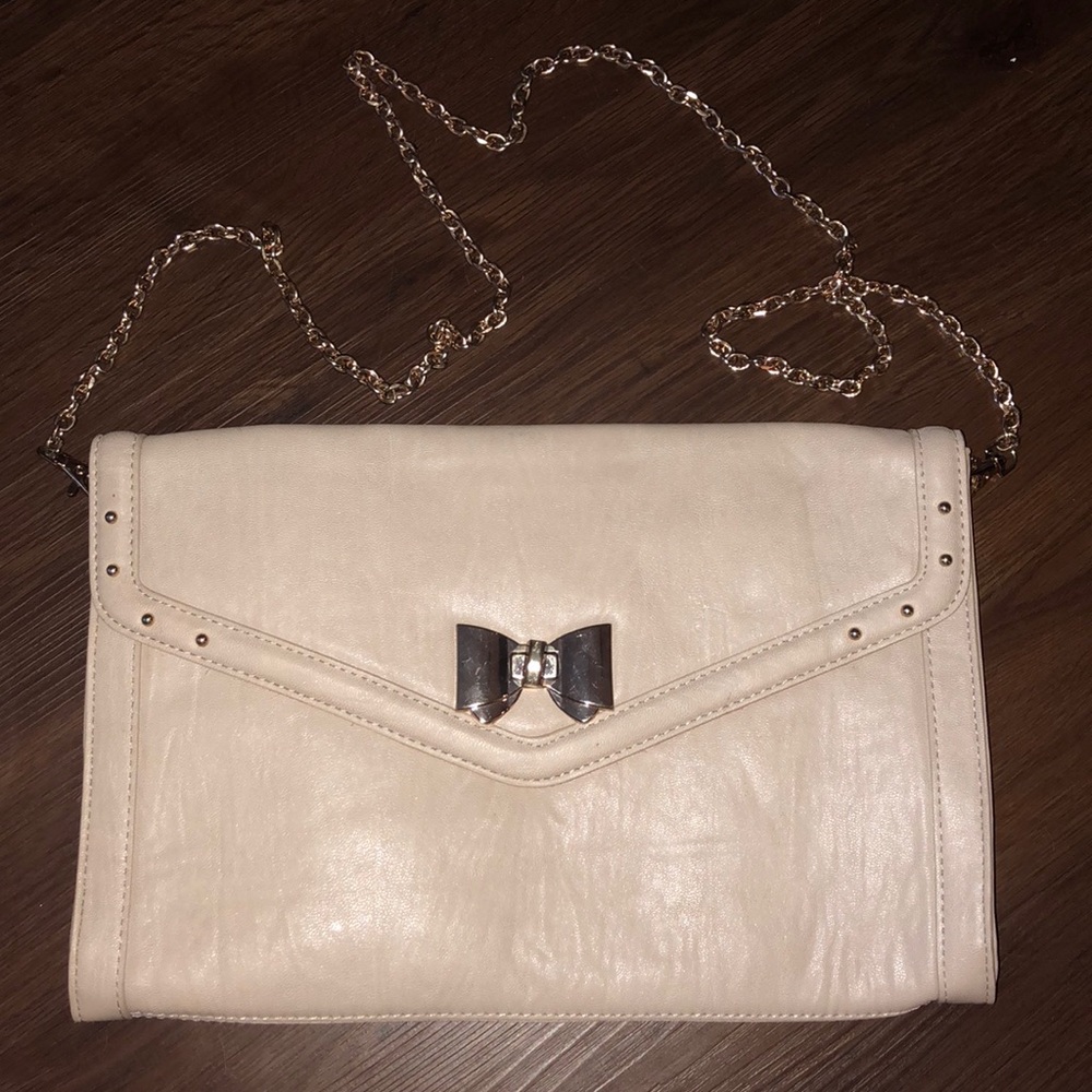 Light tan shoulder purse.